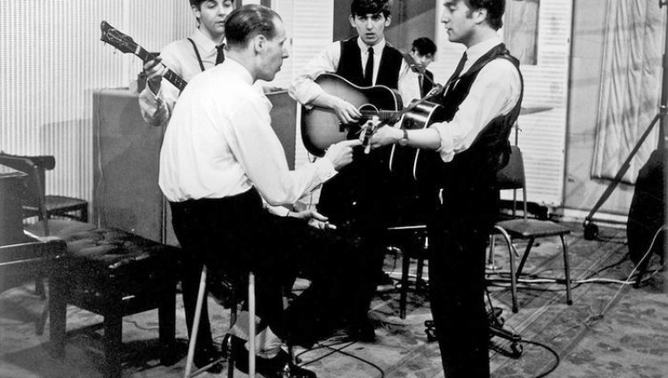 George Martin, el maestro de los niños traviesos Martin ganó numerosos premios Grammy y un Oscar por la banda sonora de la película de los Beatles "A Hard Day's Night".