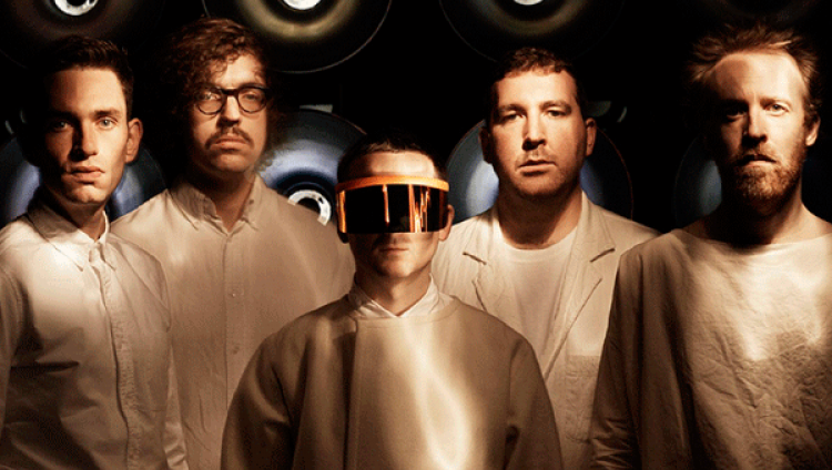 Alexis Taylor se persigue a sí mismo en el nuevo video de Hot Chip Alexis Taylor se persigue a sí mismo en el nuevo video de Hot Chip