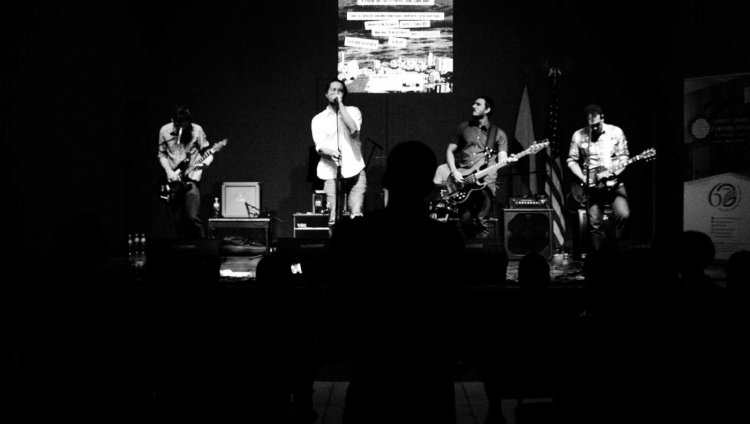 'A Pesar de los Errores, Todo Salió Bien' de Los Hotpants Los Hotpants en vivo. Foto tomada del Facebook de la banda.