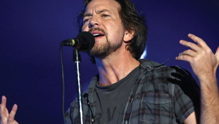 Pearl Jam junto a miembros de Red Hot Chili Peppers y Kings of Leon Pearl Jam junto a miembros de Red Hot Chili Peppers y Kings of Leon