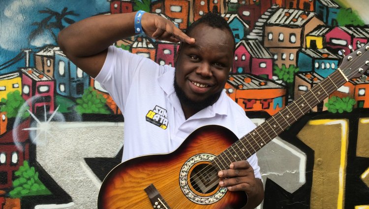Son Batá entrega de instrumentos en Medellín Él es Jhon Jaime Sánchez, líder del proyecto Son Batá.