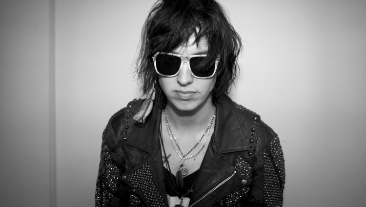 ¡Feliz cumpleaños Julian Casablancas! ¡Feliz cumpleaños Julian Casablancas!