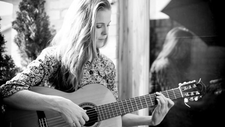 ¿Ya escucharon a Katie James? Oriunda del sur de Irlanda comenzó a componer sus canciones a los 13 años de edad.