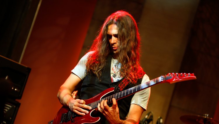 Vean y escuchen 'Dystopia' desde la guitarra de Kiko Loureiro Pedro Henrique 'Kiko' Loureiro hizo parte (en sus inicios) de las bandas 'Legalize', 'Kentucky' y 'A Chave'.