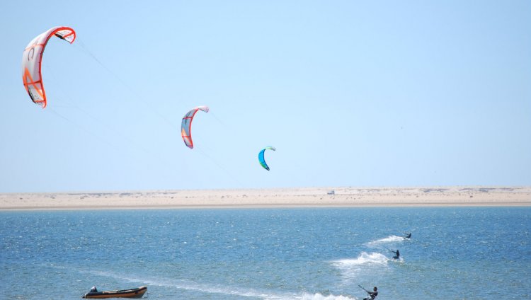 Emoción y adrenalina en el mar Existen varios tipos de cometas para practicar el Kitesurf