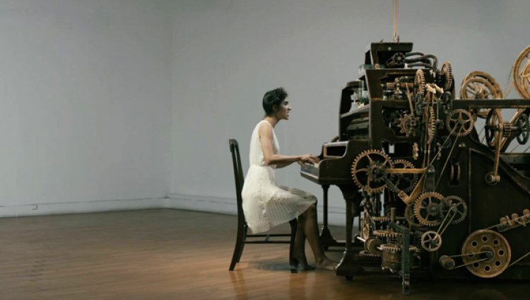 Laura y la máquina de escribir: "'Aviador' explora fantasía y surrealismo" Laura y la máquina de escribir: "'Aviador' explora fantasía y surrealismo"