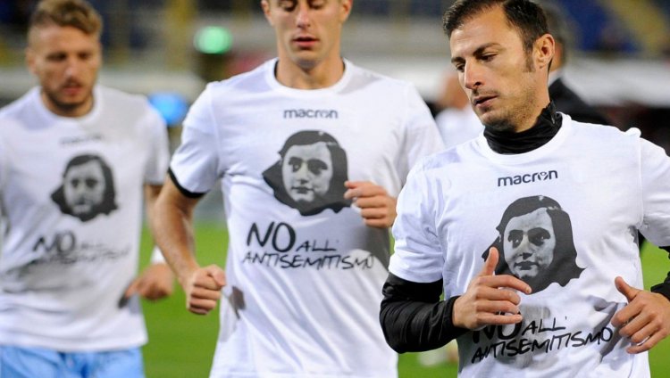 Ana Frank es honrada por la liga italiana de fútbol Jugadores de la Lazio. Foto de Marco Rosi / Getty Images