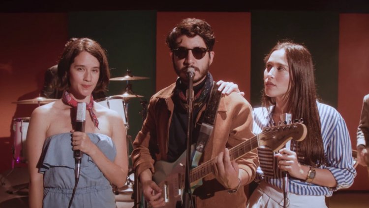 Little Jesus + Elsa y Elmar + Ximena Sariñana juntos en el vídeo de TQM Foto: Captura de Youtube.