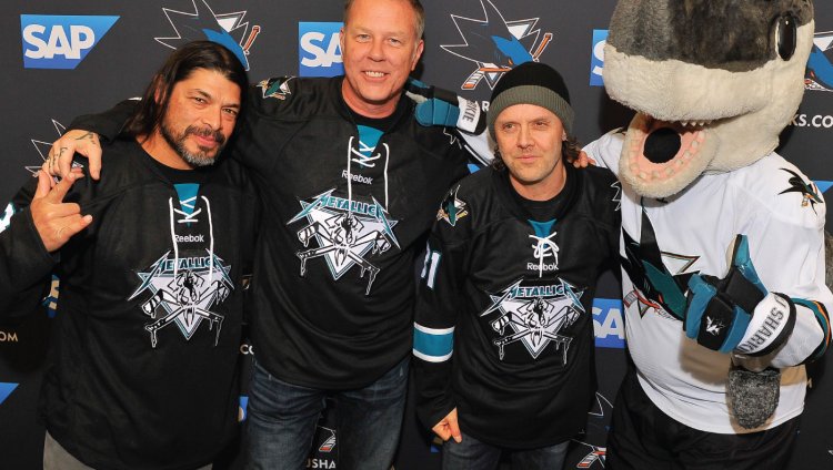 Así suena el himno de Estados Unidos en las guitarras de Metallica Los integrantes de metallica son seguidores del equipo de hockey californiano, los San Jose Sharks.