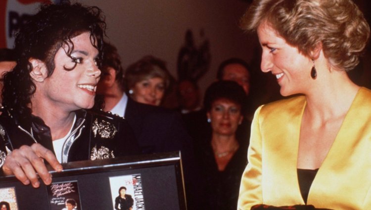 ¡La princesa y la música! Diana de Gales y Michael Jackson se conocen antes de su concierto en el estadio de Wembley.