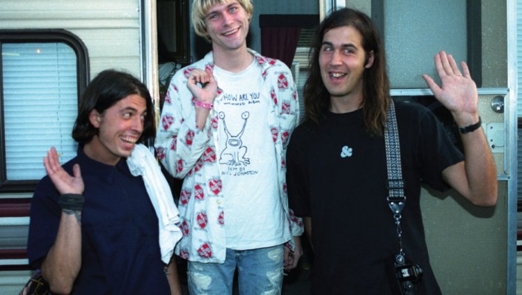 "Smells Like Teen Spirit" interpretada por 1.200 personas Nirvana fueron Dave Grohl, Kurt Cobain y Krist Novoselic. Foto tomada de http://conversationsabouther.net