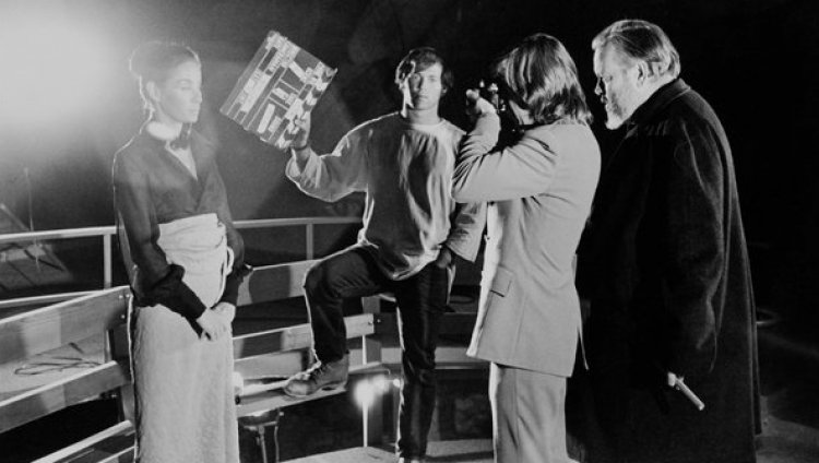 Orson Welles (derecha) en 1971, filmando a Oja Kodar en "The Other Side of the Wind" con Frank Marshall (claqueta en mano) y Gary Graver. Foto de José Castellví tomada de NYT La obra final de Orson Welles se estrenará en 2015