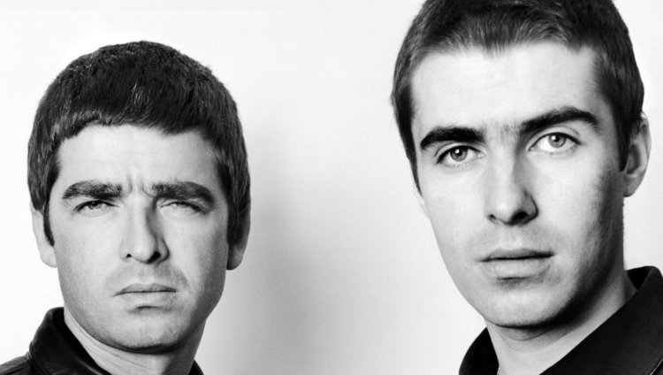 El día que Oasis se quedó sin guitarrista Noel y Liam Gallagher son hermanos y lideraron Oasis hasta su disolución.