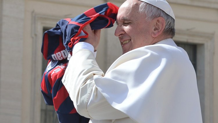La historia del papa Francisco y el club San Lorenzo de Almagro El papa Francisco con la camiseta de San Lorenzo. Foto: AFP.