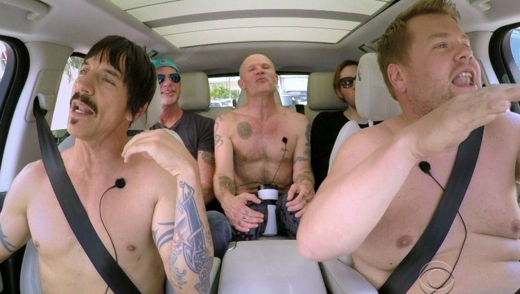 Red Hot Chili Peppers se sale de la ropa en el carro de James Corden Red Hot Chili Peppers se sale de la ropa en el carro de James Corden