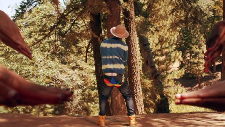 Pharrell hace volar cascos de piedra de Daft Punk en "Gust of Wind" Pharrell hace volar cascos de piedra de Daft Punk en "Gust of Wind"