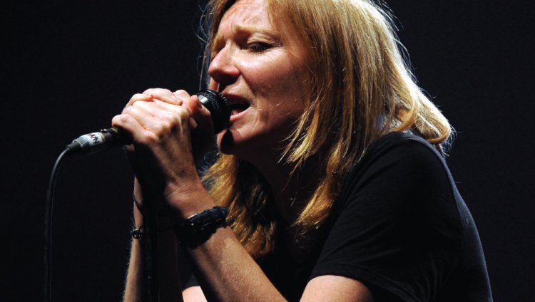 Nuevo video de Portishead Beth Gibbons de 51 años, cantante y compositora de Portishead.