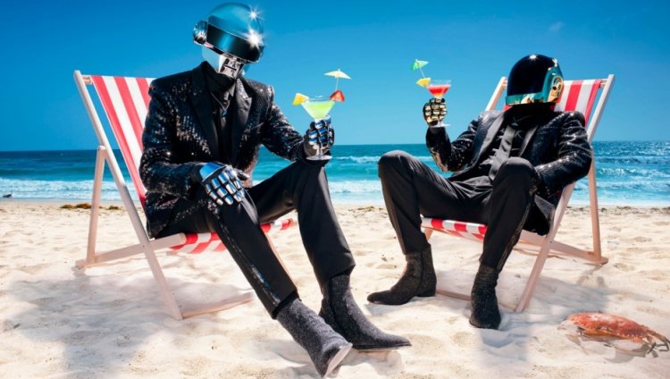 Más fotos de Daft Punk sin cascos "Homework" es el álbum debut del dúo francés, publicado el 20 de enero de 1997.