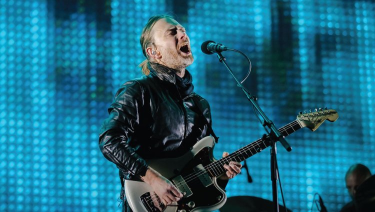Radiohead interpreta "Glass Eyes" por primera vez en vivo Thom Yorke de 47 años tocando en vivo.