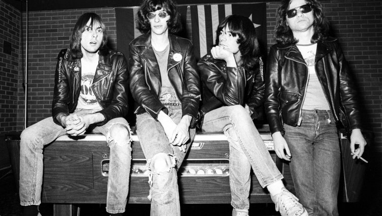 10 momentos del rock para no olvidar En un Roundhouse, un bar de Londres el 4 de julio de 1976, Ramones se presentaron por primera vez en el Reino Unido