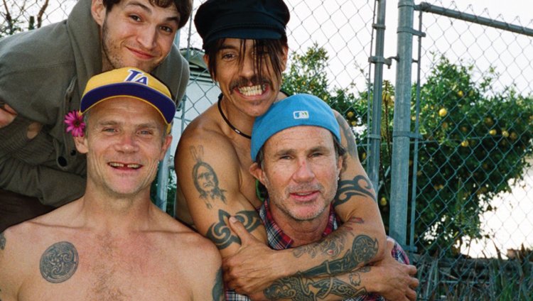 Red Hot Chili Peppers improvisa en vivo con Kiedis en el bajo Red Hot Chili Peppers activos desde 1983 (con varias alineaciones).