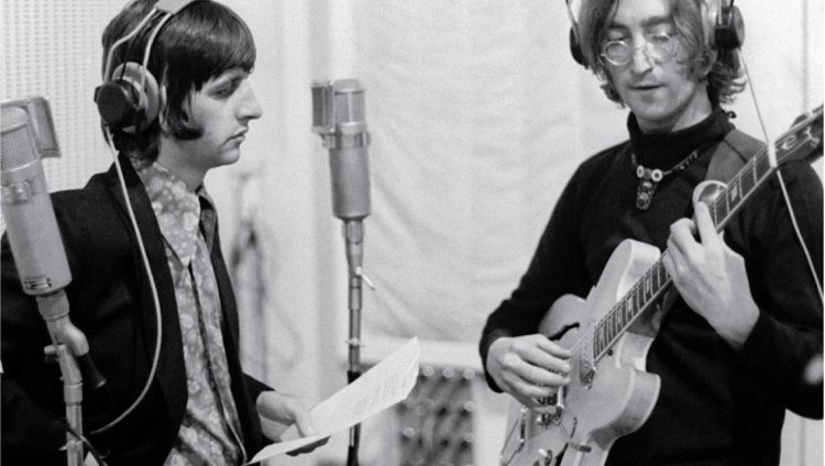 Ringo Starr y su nuevo récord mundial Ringo Starr y John Lennon en las sesiones de grabación de "The White Album".