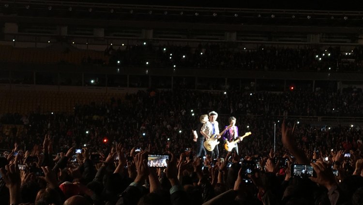 El día que la lluvia y las piedras rodaron en Bogotá Mick Jagger, Charlie Watts, Ron Wood en el Estadio El Campín (Foto: Juan Felipe Reyes)