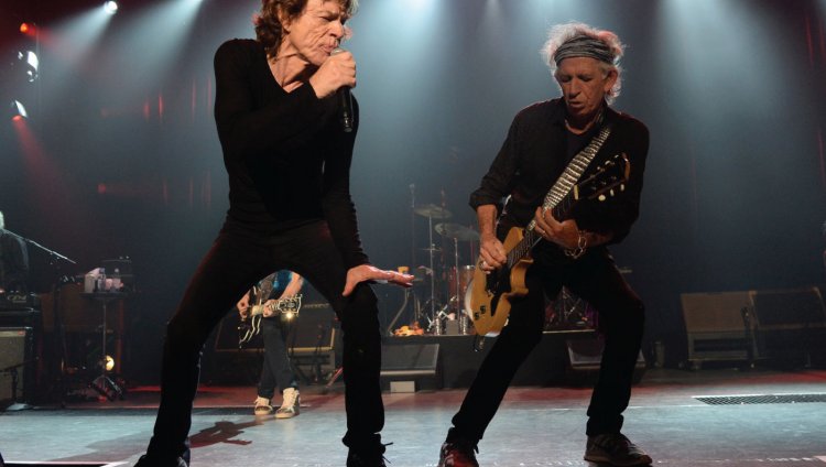 Kristen Stewart en el nuevo video de The Rolling Stones Mick Jagger junto a Keith Richards en Los Ángeles, 2016. Foto por Kevin Mazur .