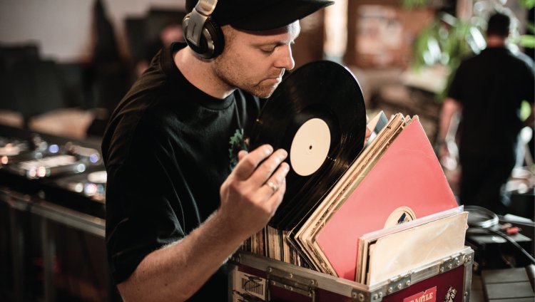 Escuchen lo nuevo de DJ Shadow con Run The Jewels Dj Shadow tiene 43 años y es músico, productor y un compositor de rap.