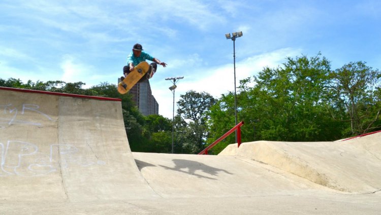 En Bucaramanga se esquiva la violencia sobre una tabla de skate Imágenes tomadas de la cuenta de Facebook de Óscar Piñeres.