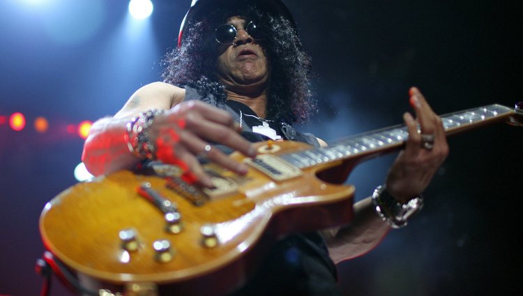 Escuchen a Slash rindiendo tributo a Lemmy Slash