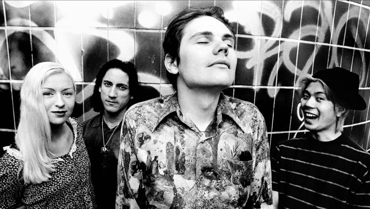 Billy Corgan y James Iha de The Smashing Pumpkins se reúnen luego de 16 años Billy Corgan (voz, guitarra) y James Iha (guitarra) fundaron la banda en 1988