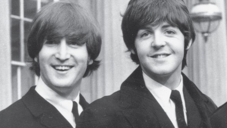 11 canciones para sentirse bonito (y sonreír) John Lennon y Paul McCartney sonriendo.