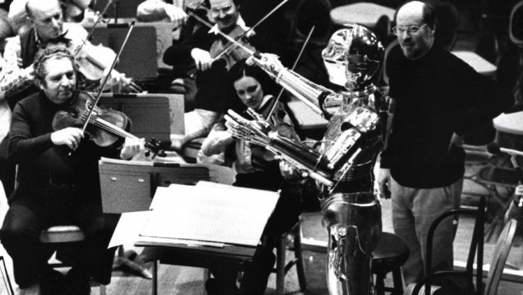 Así reaccionó John Williams al escuchar la música de Star Wars frente a su casa C3PO y John Williams dirigiendo la orquesta.