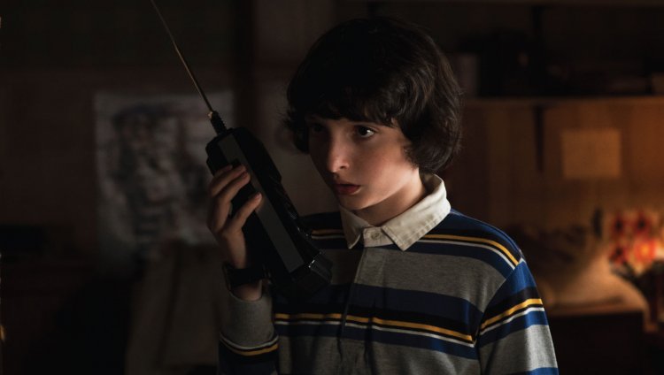 Netflix ya permite descargar contenidos para ver sin necesidad de Internet Mike Wheeler interpretado por Finn Wolfhard, coprotagonista de Stranger Things. Imagen tomada de Youtube.