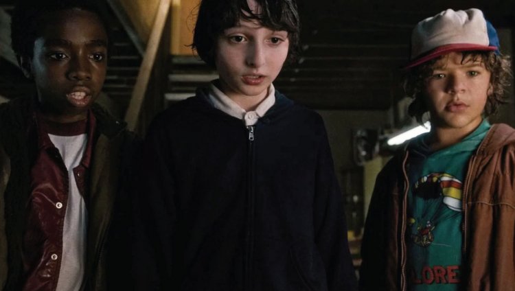 Netflix y su nuevo videojuego en 8 bits Lucas, Mike y Dustin, personajes de Stranger Things.