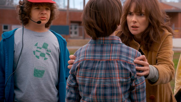 Stranger Things 2 reveló póster y fecha de estreno Dustin, Joyce y Will en Stranger Things 2.