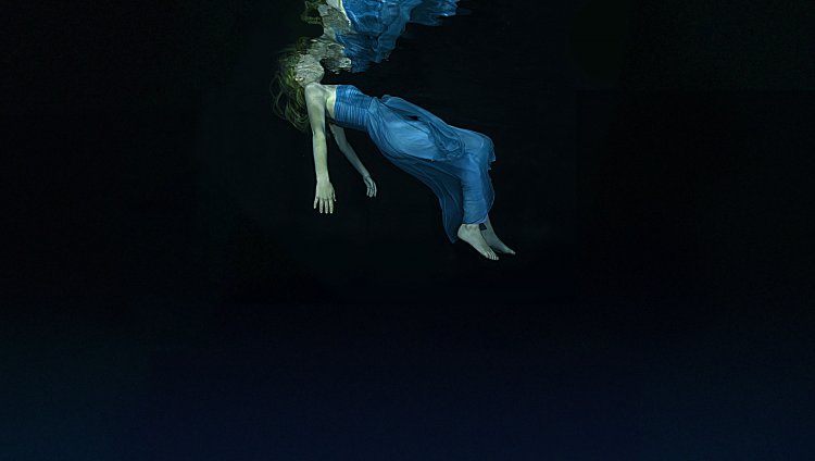 Nunca es tarde para descubrir a Suede Night Thoughts (2016) es el álbum sucesor de Bloodsports de 2013 y séptimo disco de la banda