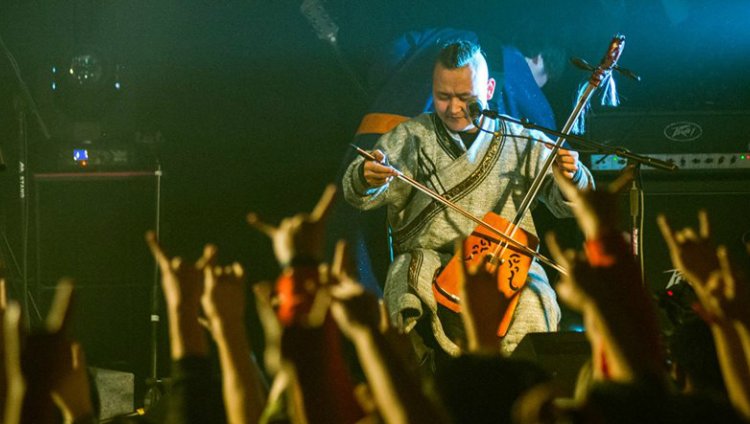 Nueve tesoros que llegan desde Mongolia Tsog tocando el Morin Khuur