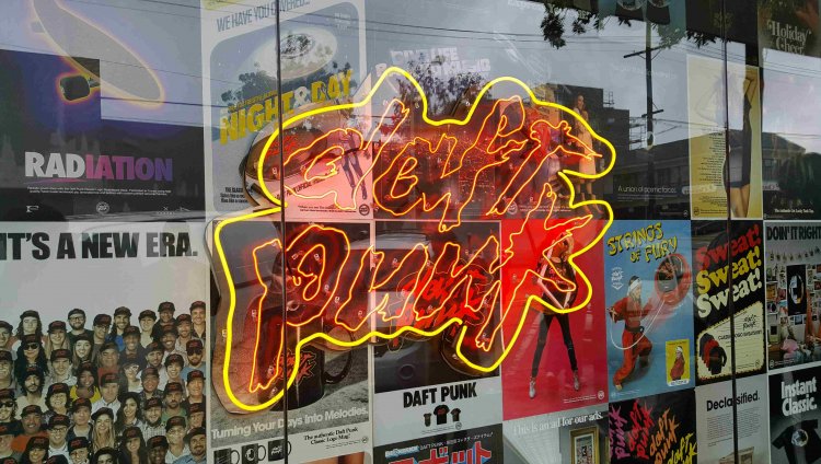 Entren a la pop-up store de Daft Punk Foto tomada de Imgur: comicnaboogaloo