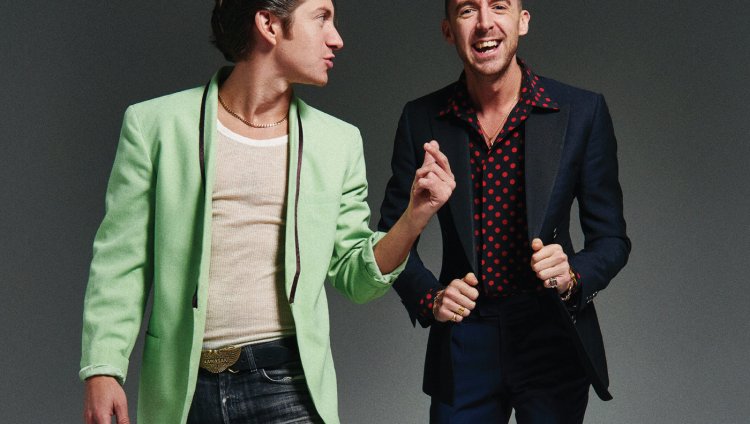 “I Want You (She’s So Heavy)” de The Beatles por The Last Shadow Puppets Este dúo británico se formó en 2007 y lanzó su primer álbum en 2008.