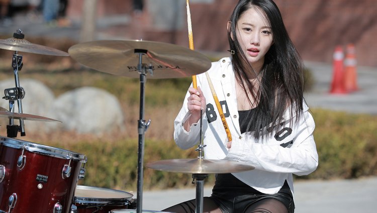 Así suena 'Welcome to the Jungle' por esta baterista Koreana Así suena 'Welcome to the Jungle' por esta baterista Koreana