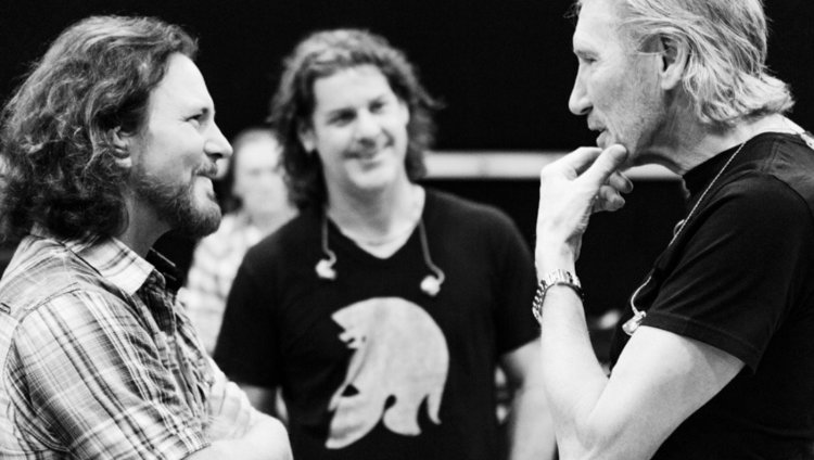 Eddie Vedder se une con Roger Waters para cantar 'Comfortably Numb' 'Comfortably Numb' es la sexta canción del segundo disco de The Wall