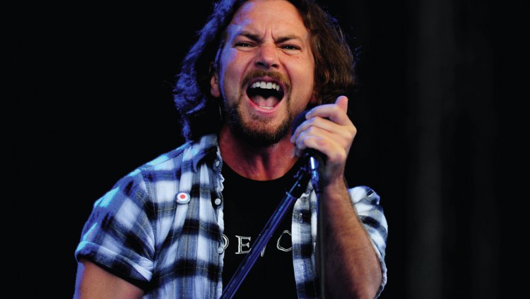 Eddie Vedder y su hija de 7 años cantan 'Batman' El año pasado el dúo familiar cantó “The Traveler”, tema que se incluyó en los créditos de la película Aloha