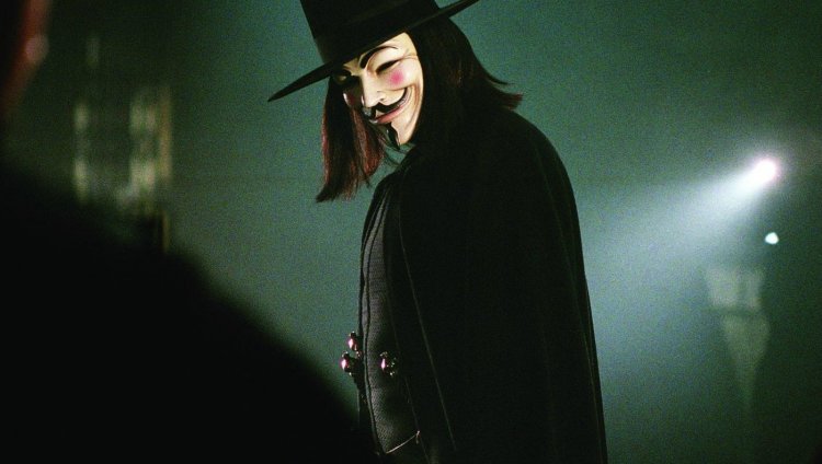 ¿V for Vendetta será una serie de tv? 'V' usa la máscara con el rostro de Guy Fawkes, el conspirador británico arrestado en 1605 por intentar hacer explotar el Parlamento inglés.