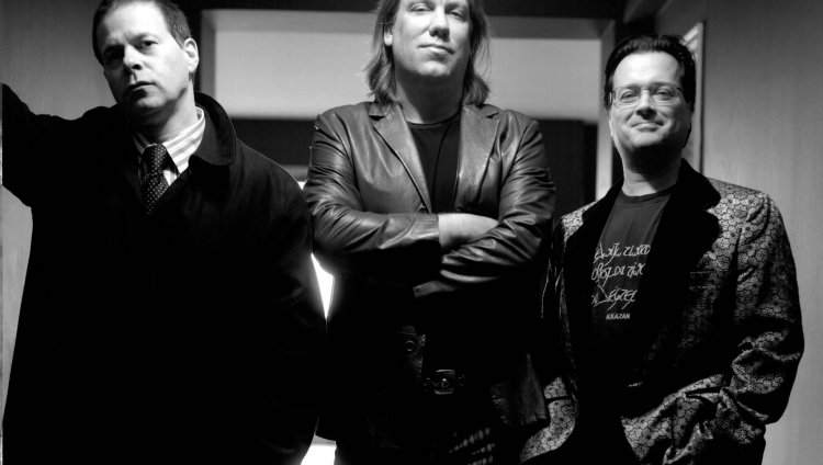 'Memory' de Violent Femmes La banda fue formada por Brian Ritchie y Victor DeLorenzo en 1980 y complementaron con Gordon Gano.