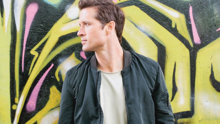 "Face on my Money" de Walker Hayes Walker Hayes tiene 36 años y 6 hijos. Foto tomada de www.walkerhayes.com