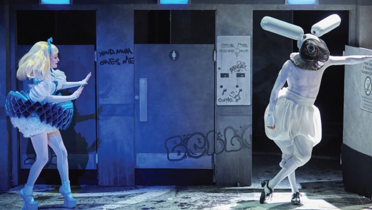 Damon Albarn en el nuevo musical de 'Alicia en el país de las maravillas' Este no es el primer musical de Albarn. En 2008 trabajó en “Monkey: Journey to the West”, al que sucedería más tarde “Dr. Dee: An English Opera”.