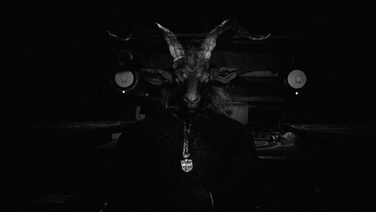 Yolandi dirige el nuevo video de Die Antwoord Yolandi dirige el nuevo video de Die Antwoord