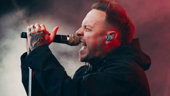 Sam Carter, vocalista de la banda británica de metalcore Architects.